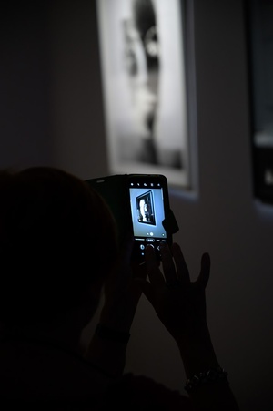 Wystawa: Tańcząc ze światłem - Fotografowanie jednej z prac autorstwa Michaliny Hendrys.