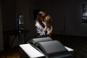 Wystawa: Tańcząc ze światłem - Michalina Hendrys z córką Łucją w galerii TCK.