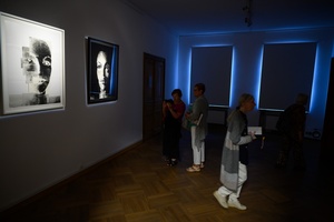 Wystawa: Tańcząc ze światłem - Publiczność na otwarciu wystawy.