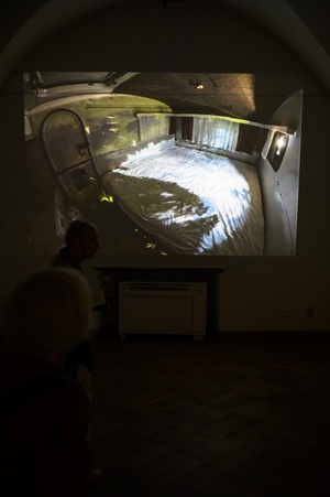 Wystawa: Tańcząc ze światłem - Publiczność wernisażu oglądająca film poklatkowy.