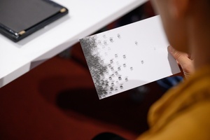 Warsztaty fotografii otworkowej - Przykładowa fotografia negatywowa z matrycy wielootworkowej.