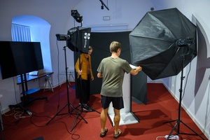 Warsztaty fotografii otworkowej - Michalina Hendrys i Tomasz Kowalczyk przygotowują stanowisko do fotografowania.