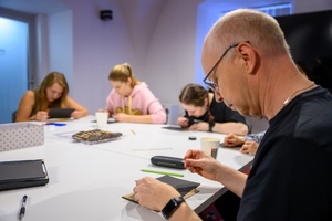 Warsztaty fotografii otworkowej - Uczestnicy warsztatów podczas przygotowywania matryc.