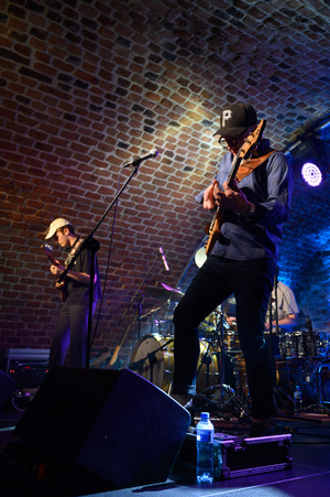 Koncert: Wojtek Pilichowski Band - Na pierwszym planie Wojtek Pilichowski (gitara basowa), na drugim Dawid Trawicki (gitara).