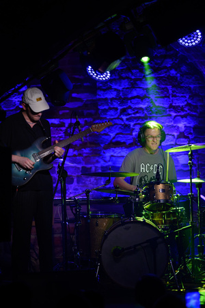 Koncert: Wojtek Pilichowski Band - Na scenie Dawid Trawicki (gitara) oraz Mateusz Krok (perkusja).