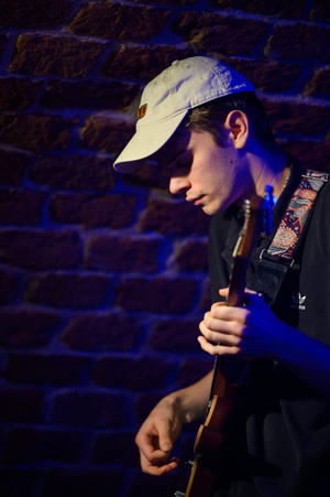 Koncert: Wojtek Pilichowski Band - Gitarzysta Dawid Trawicki podczas koncertu.