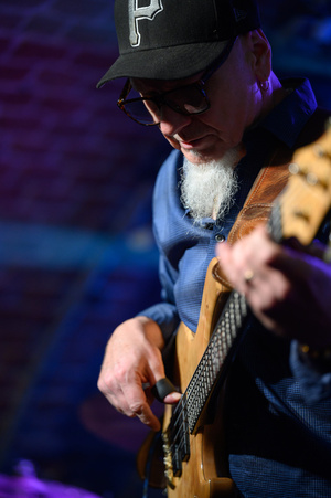 Koncert: Wojtek Pilichowski Band - Scena w Piwnicach TCK, Wojtek Pilichowski  gra na gitarze basowej.