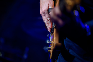 Koncert: Wojtek Pilichowski Band - Scena w Piwnicach TCK, Wojtek Pilichowski  gra na gitarze basowej.