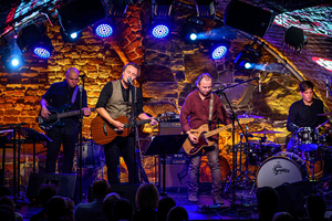 Koncert: Zaduszki - Scena w Piwnicach TCK, od lewej Grzegorz Nosek, Kamil Juszczyk, Paweł Mazur i Jan Białas.