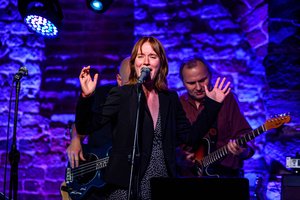 Koncert: Zaduszki - Scena w Piwnicach TCK. Od lewej Mariusz Dziekan, Grzegorz Nosek, Milena Łącka, Paweł Mazur i Jan Białas.