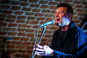 Koncert: Zaduszki - Scena w Piwnicach TCK. Rafał Huszno podczas występu.