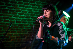 Koncert: Zaduszki - Scena w Piwnicach TCK. Ola Kurek podczas występu.