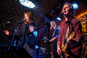 Koncert: Zaduszki - Scena w Piwnicach TCK. Na pierwszym planie Milena Łącka i Paweł Mazur.