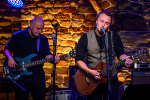 Koncert: Zaduszki - Scena w Piwnicach TCK, od lewej Grzegorz Nosek, Kamil Juszczyk.