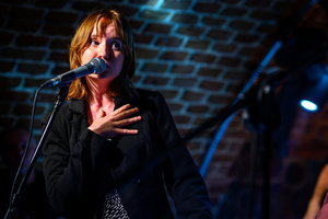 Koncert: Zaduszki - Scena w Piwnicach TCK. Na pierwszym planie Milena Łącka i Paweł Mazur.