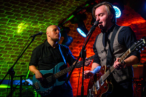 Koncert: Zaduszki - Scena w Piwnicach TCK, od lewej Grzegorz Nosek (gra na gitarze basowej), Kamil Juszczyk (śpiewa i gra na gitarze akustycznej).