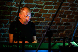 Koncert: Zaduszki - Scena w Piwnicach TCK. Mariusz Dziekan gra na instrumentach klawiszowych.