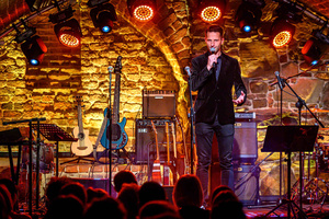 Koncert: Zaduszki - Rozpoczęcie koncertu. Na scenie Sebastian Szafarz - konferansjer wita publiczność.