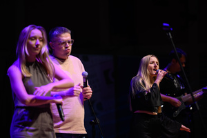 Koncert: 30-lecie S.M.Rock - Scena, występ nauczycieli S.M.Rock - na głównym planie Weronika Kukla w towarzystwie Sławka Ramiana i Agnieszki Nazimek.