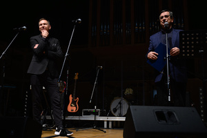 Koncert: 30-lecie S.M.Rock - Scena, od lewej Tomasz Kapturkiewicz - Dyrektor TCK oraz Prezydent Tarnowa Roman Ciepiela.