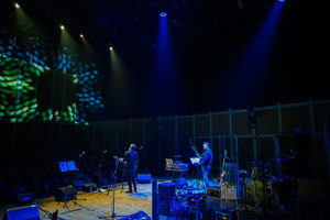 Koncert: 30-lecie S.M.Rock - Scena podczas koncertu, ujęcie od tyłu z widokiem na muzyków i widownię.