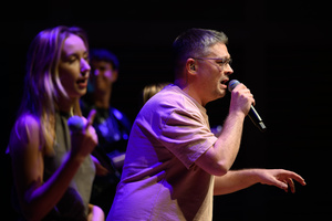 Koncert: 30-lecie S.M.Rock - Scena, występ nauczycieli S.M.Rock -Sławek Ramian śpiewa.