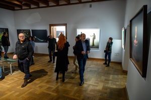 Wystawy: "Początki" oraz "Smak wiśni" - Publiczność oglądająca fotografie prezentowane na wystawie.