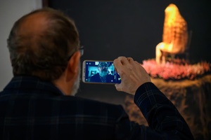 Wystawy: "Początki" oraz "Smak wiśni" - Publiczność oglądająca fotografie prezentowane na wystawie.