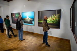 Wystawy: "Początki" oraz "Smak wiśni" - Publiczność oglądająca fotografie prezentowane na wystawie.