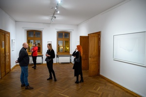 Wystawy: "Początki" oraz "Smak wiśni" - Publiczność oglądająca fotografie prezentowane na wystawie.