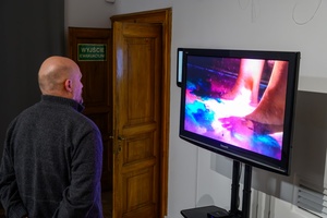 Wystawy: "Początki" oraz "Smak wiśni" - Publiczność oglądająca projekcję video na wystawie.