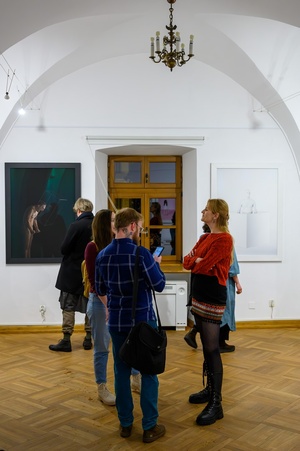 Wystawy: "Początki" oraz "Smak wiśni" - Publiczność oglądająca fotografie prezentowane na wystawie.