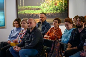 Wystawy: "Początki" oraz "Smak wiśni" - Publiczność na spotkaniu autorskim z Tomaszem Wysockim.