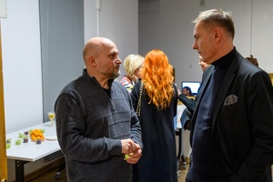 Wystawy: "Początki" oraz "Smak wiśni" - Publiczność oglądająca fotografie prezentowane na wystawie.