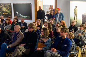 Wystawy: "Początki" oraz "Smak wiśni" - Publiczność na spotkaniu autorskim z Tomaszem Wysockim.