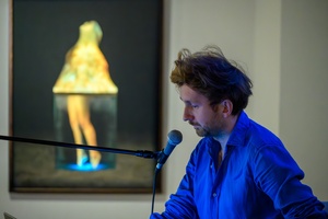 Wystawy: "Początki" oraz "Smak wiśni" - Tomasz Wysocki, autor wystawy, podczas spotkania.