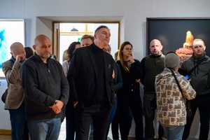 Wystawy: "Początki" oraz "Smak wiśni" - Publiczność zgromadzona w sali Galerii TCK podczas otwarcia.