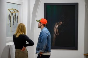 Wystawy: "Początki" oraz "Smak wiśni" - Publiczność oglądająca fotografie prezentowane na wystawie.