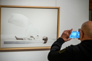 Wystawy: "Początki" oraz "Smak wiśni" - Publiczność oglądająca fotografie prezentowane na wystawie.