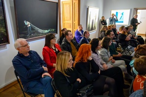 Wystawy: "Początki" oraz "Smak wiśni" - Publiczność na spotkaniu autorskim z Tomaszem Wysockim.