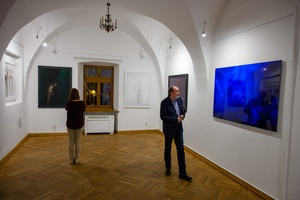 Wystawy: "Początki" oraz "Smak wiśni" - Fotografie autorstwa Tomasza Wysockiego prezentowane na wystawie, oglądane przez publiczność.