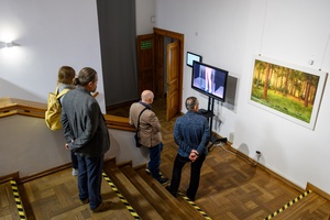 Wystawy: "Początki" oraz "Smak wiśni" - Publiczność oglądająca projekcję video na wystawie.