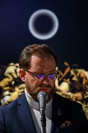 Wystawy: "Początki" oraz "Smak wiśni" - Marcin Dąbek podczas zapowiedzi na otwarciu wystawy.