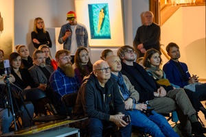 Wystawy: "Początki" oraz "Smak wiśni" - Publiczność na spotkaniu autorskim z Tomaszem Wysockim.