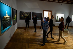 Wystawy: "Początki" oraz "Smak wiśni" - Publiczność oglądająca fotografie prezentowane na wystawie.