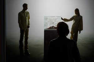 Wystawy: "Początki" oraz "Smak wiśni" - Publiczność oglądająca fotografie prezentowane na wystawie.