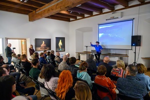 Wystawy: "Początki" oraz "Smak wiśni" - Publiczność na spotkaniu autorskim z Tomaszem Wysockim.