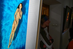 Wystawy: "Początki" oraz "Smak wiśni" - Publiczność oglądająca fotografie prezentowane na wystawie.