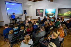 Wystawy: "Początki" oraz "Smak wiśni" - Publiczność na spotkaniu autorskim z Tomaszem Wysockim.