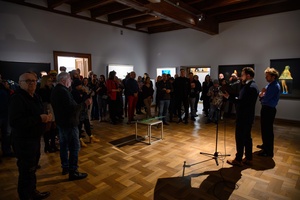 Wystawy: "Początki" oraz "Smak wiśni" - Publiczność zgromadzona w sali Galerii TCK podczas otwarcia.